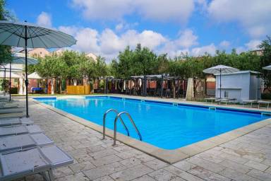 Monolocale accogliente e familiare con giardino, piscina e terrazza