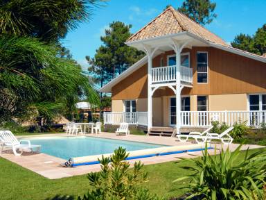 Casa con terraza, piscina privada y jardín