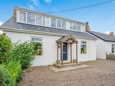 Cottage with garden | River view