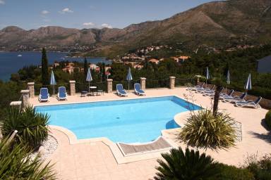 Apartment mit Pool und Grill