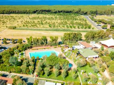 Casa mobile con terrazza e piscina