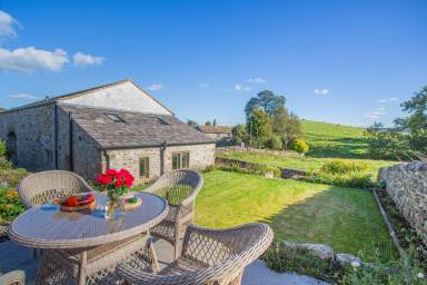 Holiday home with sauna, garden & BBQ