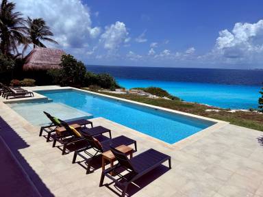 325 m² House