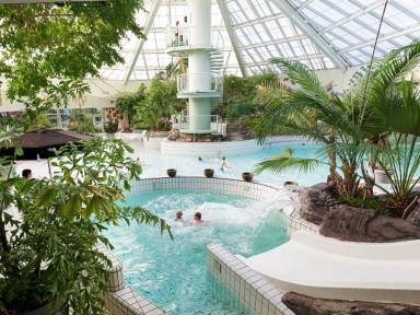 Bungalow mit Terrasse, beheiztem Pool und Sauna