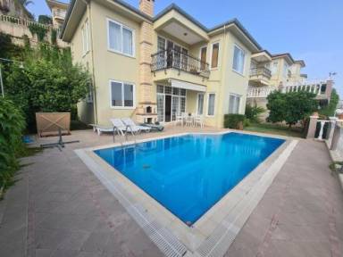 220 m² Apartment