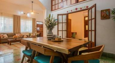 300 m² House