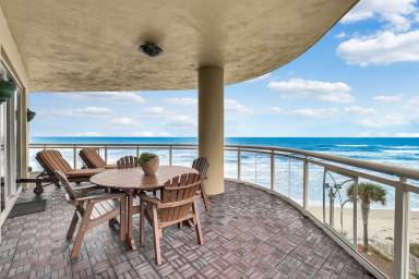 242 m² Condo
