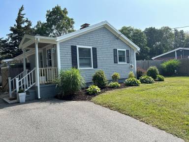 House  Waquoit Village
