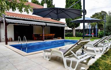 Ferienhaus mit Pool, Umzäunt, für 8 Gäste mit Hund in Smoković, Zadar