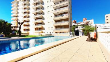 Apartamento con terraza, jardín y piscina
