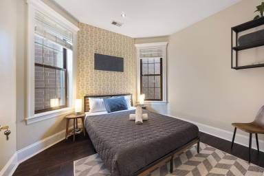 Wrigleyville Suites Room 1
