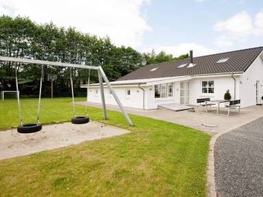Ferienhaus mit Terrasse und Pool