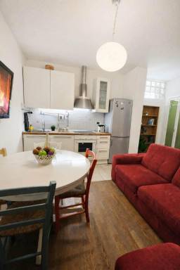Familienfreundliche Wohnung mit Pool und Garten
