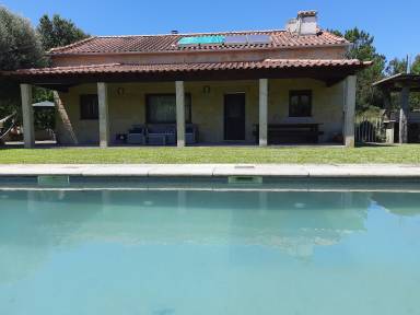 Cottage adapté aux familles avec piscine privée et barbecue