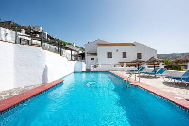 Casa vacacional apta para familias con barbacoa, piscina y jardín | Vistas a la montaña | Se admiten mascotas