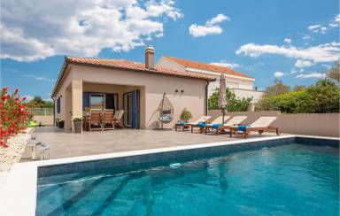 120 qm Ferienhaus mit privatem Pool für 9 Gäste mit Hund in Nin, Zadar