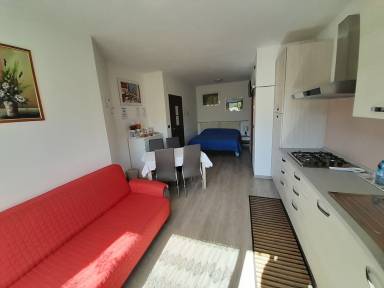 Monolocale familiare, cucina, lato giardino