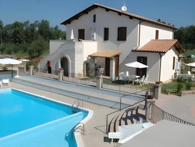 Serviced Apartment mit Terrasse, Pool und Grill