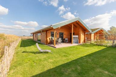 81 qm Ferienhaus mit eingezäuntem Grundstück für 6 Gäste mit Hund in Kating, Nordsee-Küste