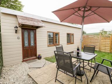 Cottage Balcony/Patio Bason Bridge