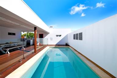 Hus Broadbeach Waters