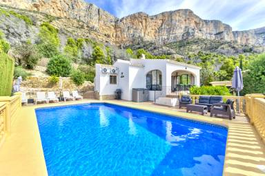 Voll ausgestattete Villa mit Terrasse, Grill und privatem Pool | Gartenblick