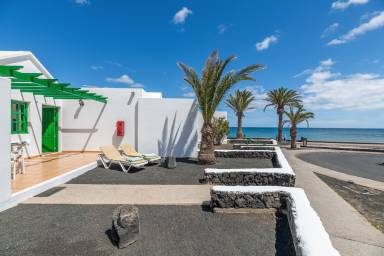 Bungalow con terraza, jardín y piscina | Vistas a la playa
