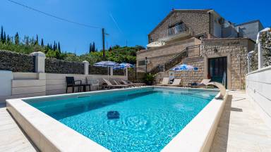 Ferienwohnung mit Whirlpool, Garten und beheiztem Pool