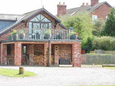 Cottage with hot tub, terrace & garden