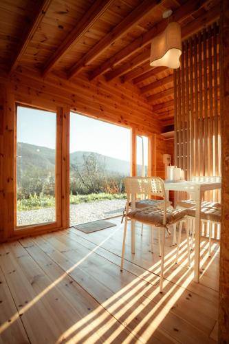 Chalet with terrace & yard — photo 3