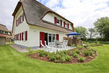 Schönes Ferienhaus in Boltenhagen mit Terrasse, Grill und Garten