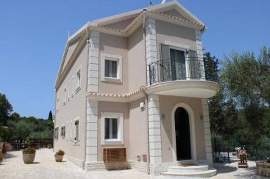Villa  Poulades