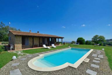 Familienorientierte weiträumige Villa mit Garten, privatem Pool und Grill