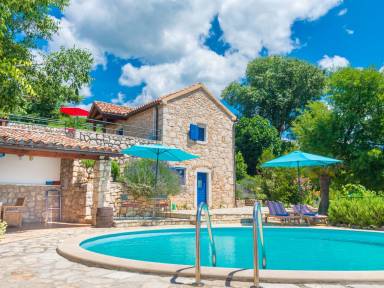 Voll ausgestattetes Ferienhaus mit Grill, privatem Pool und Terrasse | Naturblick | Haustierfreundlich