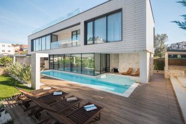 Villa mit Sauna, Grill und Terrasse | Poolblick