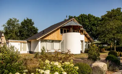 Geräumiges Premium-Studio von 30 m² im Erdgeschoss mit Terrasse, Kitchenette, Boxspringbett, Regendusche und kostenlosem WLAN. Ein komfortabler Aufenthalt in der Nähe der Parkeinrichtungen.