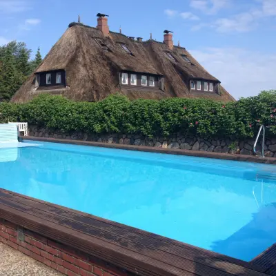 Wohnung mit Garten, Pool und Terrasse | Meerblick
