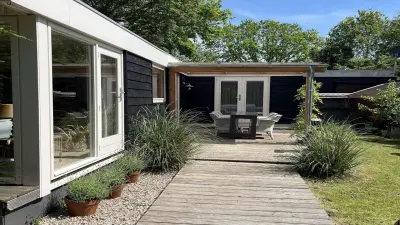 Ferienhaus mit Pool, Terrasse und Garten