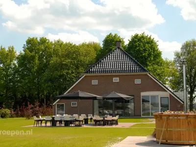 Voll ausgestattetes charmantes Ferienhaus mit Pool und Terrasse | Naturblick