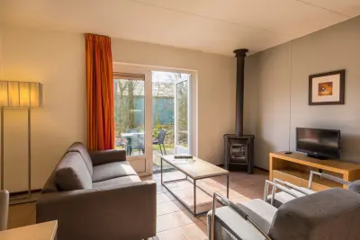 Bungalow mit Sauna, Terrasse und Pool