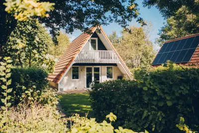 Ferienhaus mit Pool, Terrasse und Garten
