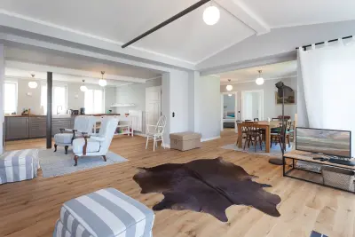 Voll ausgestattetes Ferienhaus mit Terrasse, Pool und Garten