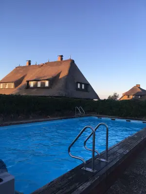 Charmantes Apartment mit Garten und Pool | Meerblick