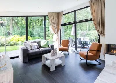 Ferienhaus mit Terrasse, Pool und Garten