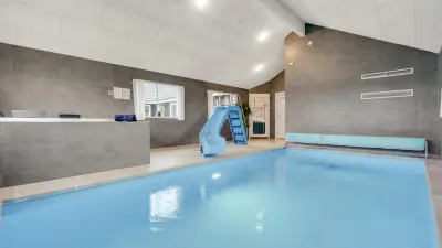 Ferienhaus mit Sauna, privatem Pool und Garten