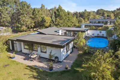 Ferienhaus mit Pool, Terrassen und Strandnähe