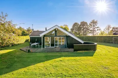 Ferienhaus mit Sauna, Terrasse und privatem Pool