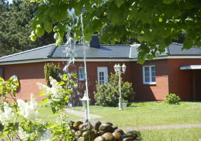 Voll ausgestattete Ferienwohnung mit Terrasse, Garten und Pool | Neben dem Strand