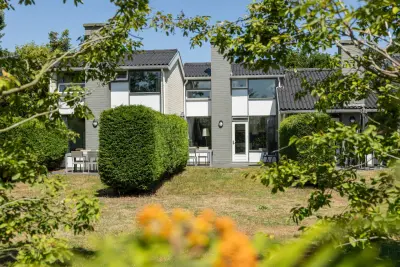 Ferienhaus mit Pool und Garten