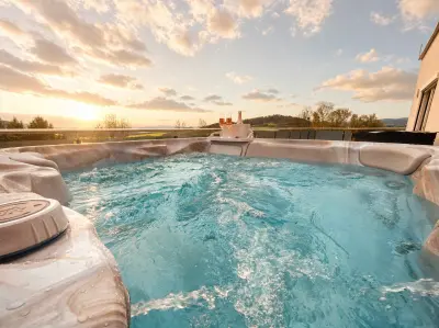 Kinderfreundliche Villa mit privatem Pool, Whirlpool und Terrasse | Panoramablick | Haustiere sind willkommen